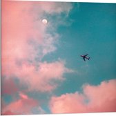 WallClassics - Dibond - Vliegtuig vliegend tussen Roze Wolken met Zon - 80x80 cm Foto op Aluminium (Wanddecoratie van metaal)