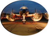 WallClassics - Dibond Ovaal - Vooraanzicht van Vliegtuig in de Avond - 28x21 cm Foto op Ovaal (Met Ophangsysteem)