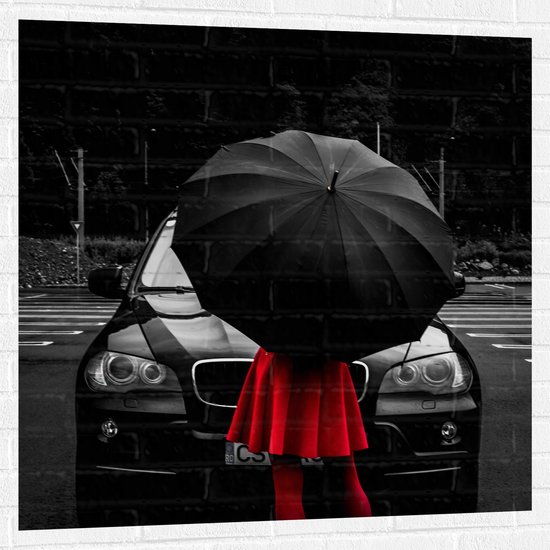 WallClassics - Muursticker - Vrouw in Rood bij Zwarte Auto met Paraplu - 100x100 cm Foto op Muursticker