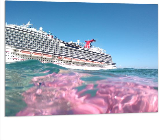 WallClassics - Dibond - Uitzicht op Grote Cruise vanuit de Zee - 100x75 cm Foto op Aluminium (Met Ophangsysteem)