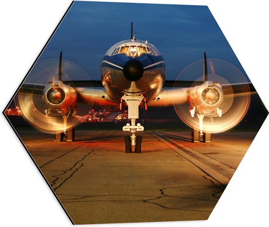 WallClassics - Dibond Hexagon - Vooraanzicht van Vliegtuig in de Avond - 50x43.5 cm Foto op Hexagon (Met Ophangsysteem)
