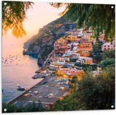 WallClassics - Tuinposter – Huizen op een Berg aan de Zee - Italië - 100x100 cm Foto op Tuinposter (wanddecoratie voor buiten en binnen)