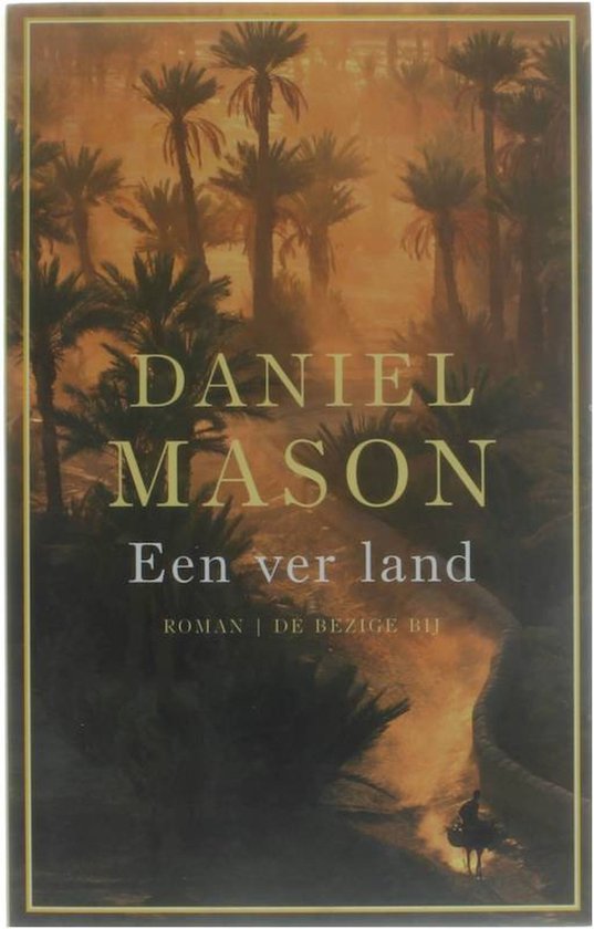 Boekcover 'Een ver land' van Daniel Mason. Een woestijnlandschap met palmbomen en een ruiter.