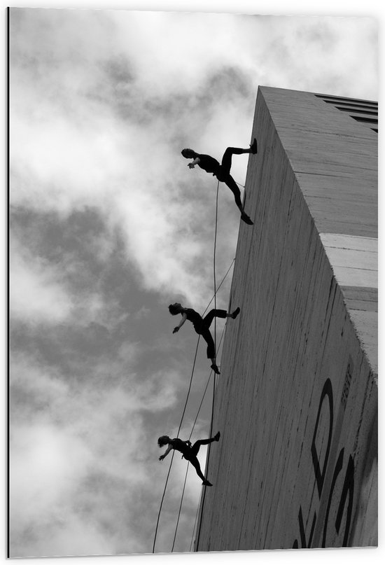 WallClassics - Dibond - Dansende Mensen tegen een Gebouw - 60x90 cm Foto op Aluminium (Met Ophangsysteem)