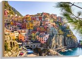 WallClassics - Hout - Gekleurde Huizen op de Berg - Italië - 75x50 cm - 9 mm dik - Foto op Hout (Met Ophangsysteem)