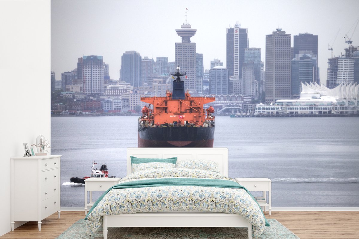 Behang - Fotobehang Sleepboot vaart langs een vrachtschip - Breedte 330 cm x hoogte 220 cm