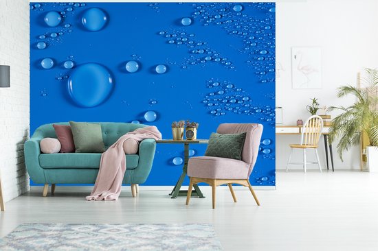 Gouttes sur un fond d' fotobehang bleu vif