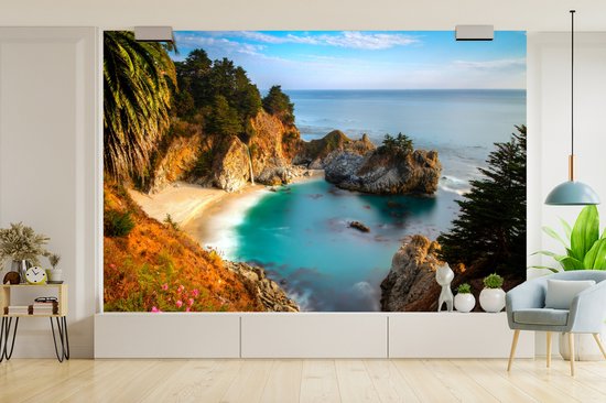 Behang - Fotobehang McWay waterval bij Big Sur in Amerika - Breedte 360 cm x hoogte 240 cm