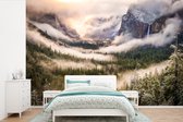 Behang - Fotobehang De mist en sneeuw bij het Nationaal park Yosemite - Breedte 390 cm x hoogte 260 cm