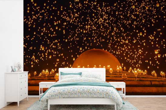 Papier peint Papier peint photo en vinyle - Un festival de lumière pendant la Loi Krathong largeur 360 cm x hauteur 240 cm - Tirage photo sur papier peint (disponible en 7 tailles)