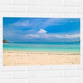 Muursticker - Wit Strand met Helderblauwe Oceaan - 75x50 cm Foto op Muursticker
