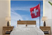 Behang - Fotobehang Zwitserse Vlag bij Matterhorn in Zwitserland - Breedte 300 cm x hoogte 300 cm