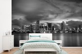Behang - Fotobehang De skyline van het beroemde Miami tijdens de nacht vanaf het Watson eiland - zwart wit - Breedte 360 cm x hoogte 240 cm