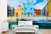 Behang - Fotobehang Fel gekleurde vissershuisjes in Venetië - Breedte 330 cm x hoogte 220 cm