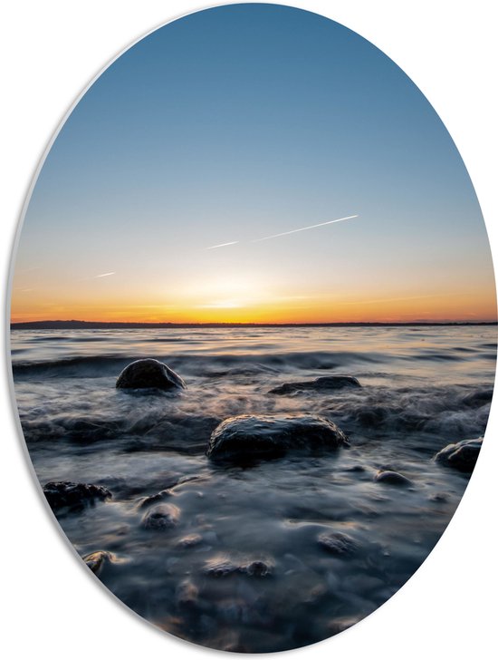 WallClassics - PVC Schuimplaat Ovaal - Zonsondergang bij Zee vol Rotsen - 42x56 cm Foto op Ovaal (Met Ophangsysteem)