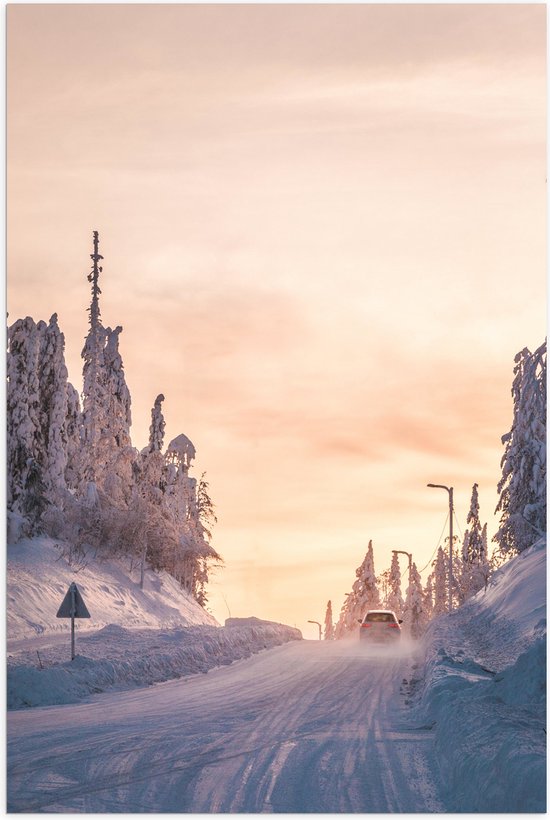 WallClassics - Poster (Mat) - Auto rijdend door Sneeuwgebied - 50x75 cm Foto op Posterpapier met een Matte look