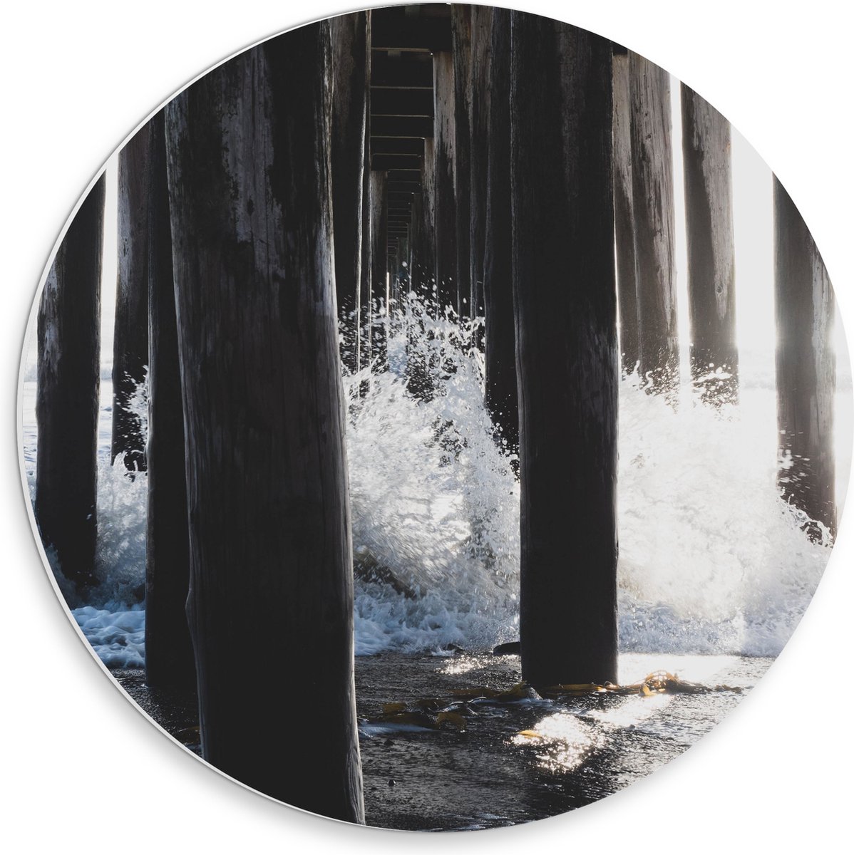 PVC Schuimplaat Muurcirkel - Water klots4end tegen Houten Palen in de Zee - 30x30 cm Foto 