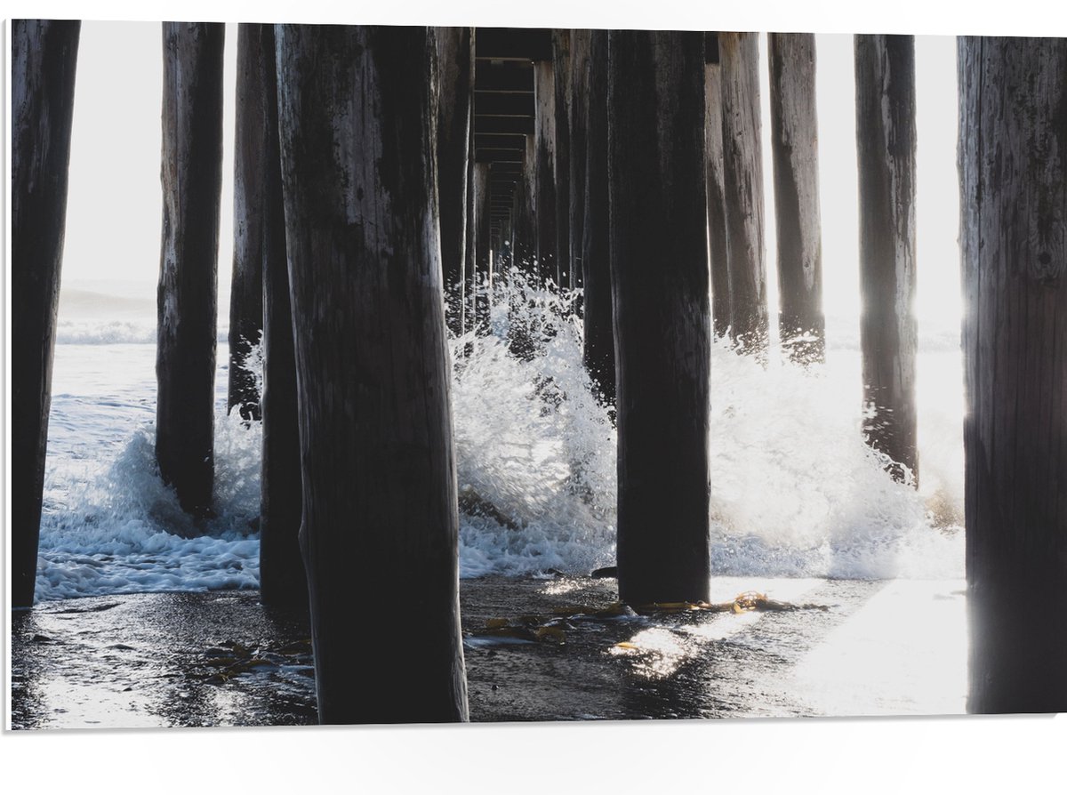 PVC Schuimplaat- Water klots4end tegen Houten Palen in de Zee - 75x50 cm Foto op PVC Schui