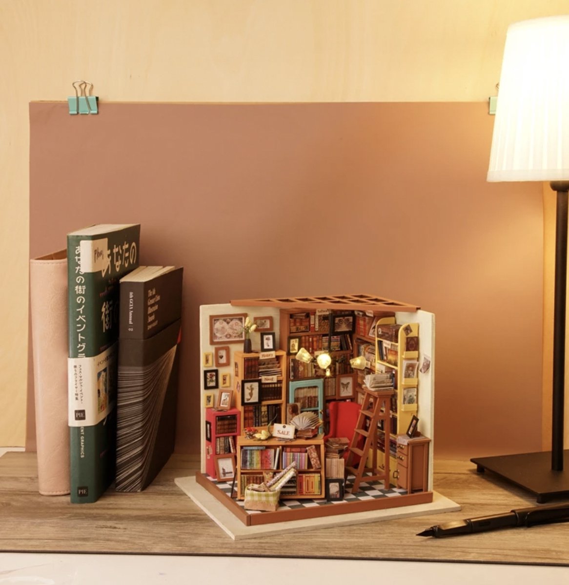 Robotime modelbouw Miniatuur bouwpakket Sam's Study hout/papier/kunststof - 190mm hoog x 225mm breed x 185mm diep - met lampje — afbeelding 3