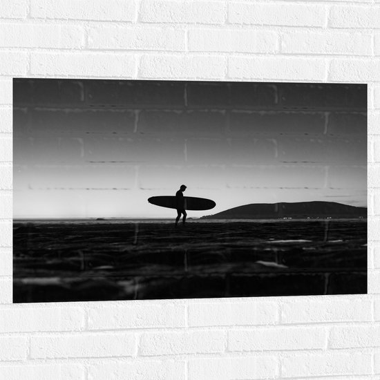 Muursticker - Surfer op het Strand - Zwart/Wit - 90x60 cm Foto op Muursticker