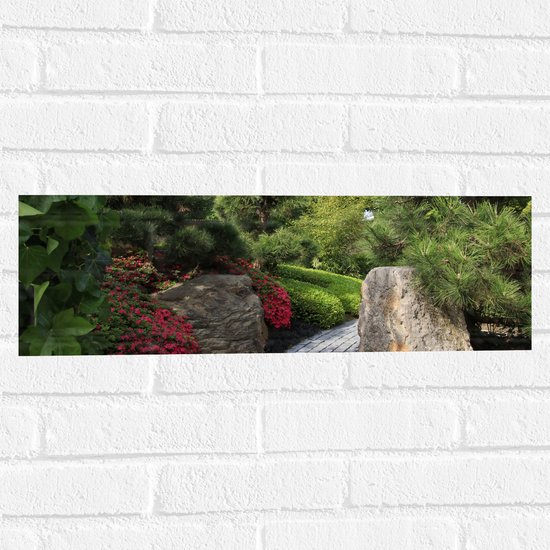 Muursticker - Grote Stenen in Groene Tuin - 60x20 cm Foto op Muursticker