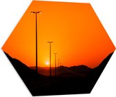 WallClassics - Plaque de Mousse PVC Hexagone - Coucher de Soleil sur Route avec Réverbères entre Montagnes - 70x60,9 cm Photo sur Hexagone (Avec Système de Suspension)