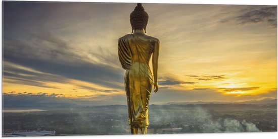 Vlag - Gouden Buddha op Standaard met Uitzicht op Landschap - 100x50 cm Foto op Polyester Vlag