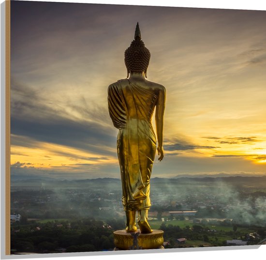 Hout - Gouden Buddha op Standaard met Uitzicht op Landschap - 100x100 cm - 9 mm dik - Foto op Hout (Met Ophangsysteem)