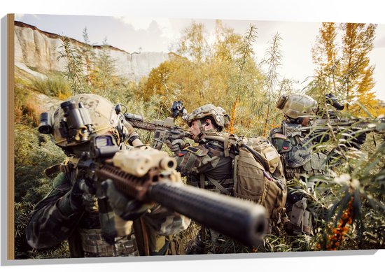 Hout - Soldaten in Actie in Groen Landschap met Bergen - 105x70 cm - 9 mm dik - Foto op Hout (Met Ophangsysteem)