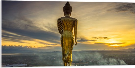 Acrylglas - Gouden Buddha op Standaard met Uitzicht op Landschap - 100x50 cm Foto op Acrylglas (Wanddecoratie op Acrylaat)