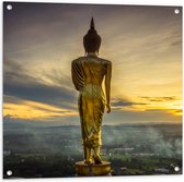 Tuinposter – Gouden Buddha op Standaard met Uitzicht op Landschap - 80x80 cm Foto op Tuinposter (wanddecoratie voor buiten en binnen)