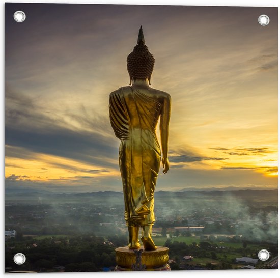 Tuinposter – Gouden Buddha op Standaard met Uitzicht op Landschap - 50x50 cm Foto op Tuinposter (wanddecoratie voor buiten en binnen)