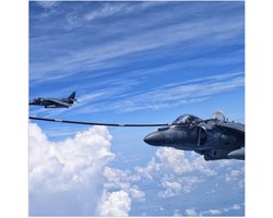 Poster (Mat) – Gevechtsvliegtuig hoog in de Lucht – 80×80 cm Foto op Posterpapier met een Matte look Poster (Mat) – Gevechtsvliegtuig hoog in de Lucht – 80×80 cm Foto op Posterpapier met een Matte look