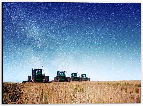 Dibond - Verschillende Tractoren onder Sterrenhemel in Droog Grasveld - 40x30 cm Foto op Aluminium (Met Ophangsysteem)