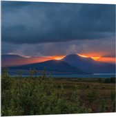 Acrylglas - Verdwijnende Zon achter de Bergen in landschap - 100x100 cm Foto op Acrylglas (Wanddecoratie op Acrylaat)