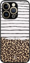 Casimoda® hoesje - Geschikt voor iPhone 14 Pro Max - Luipaard strepen - Luxe Hard Case Zwart - Backcover telefoonhoesje - Bruin/beige
