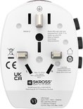 Gedetailleerd beeld van een witte reisadapter met Britse stekkers en twee USB-A poorten. Teksten en logo's zijn zichtbaar.