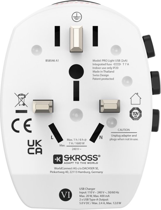 Gedetailleerd beeld van een witte reisadapter met Britse stekkers en twee USB-A poorten. Teksten en logo's zijn zichtbaar.