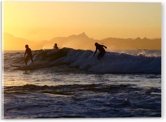 Acrylglas - Vier Surfers in Actie op Wilde Golven op Zee - 40x30 cm Foto op Acrylglas (Met Ophangsysteem)