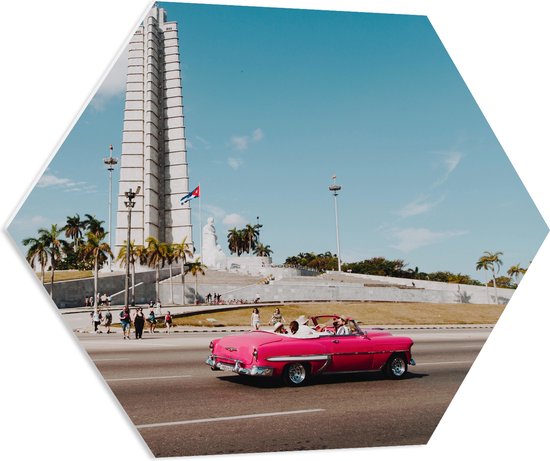 WallClassics - Plaque de Mousse PVC Hexagone - Voiture Rose à l'Immeuble à Cuba - 80x69,6 cm Photo sur Hexagone (Avec Système de Suspension)