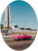 WallClassics - PVC Schuimplaat Ovaal - Roze Auto bij Gebouw in Cuba - 60x80 cm Foto op Ovaal (Met Ophangsysteem)
