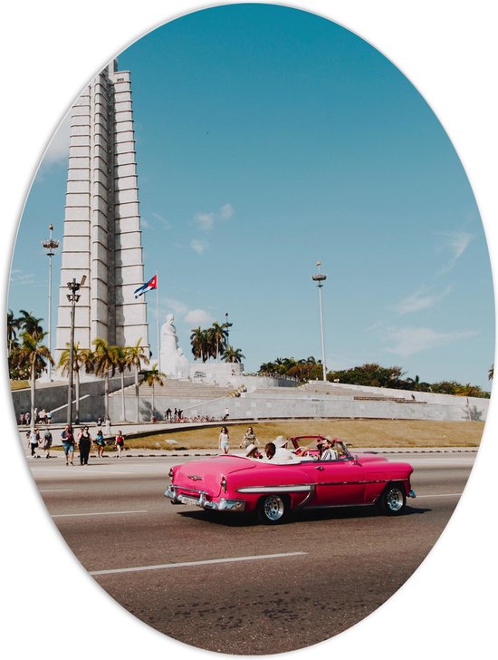 WallClassics - PVC Schuimplaat Ovaal - Roze Auto bij Gebouw in Cuba - 60x80 cm Foto op Ovaal (Met Ophangsysteem)