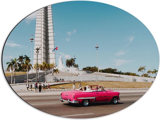 WallClassics - Dibond Ovaal - Roze Auto bij Gebouw in Cuba - 56x42 cm Foto op Ovaal (Met Ophangsysteem)