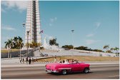 WallClassics - Poster Glanzend – Roze Auto bij Gebouw in Cuba - 60x40 cm Foto op Posterpapier met Glanzende Afwerking