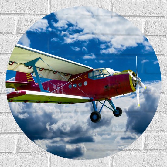 WallClassics - Muursticker Cirkel - Rode Zweefvliegtuig in de Lucht - 60x60 cm Foto op Muursticker