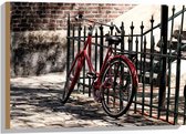WallClassics - Hout - Rode fiets voor groen Hek - 75x50 cm - 9 mm dik - Foto op Hout (Met Ophangsysteem)