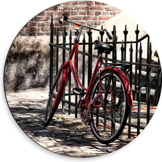 WallClassics - Dibond Muurcirkel - Rode fiets voor groen Hek - 50x50 cm Foto op Aluminium Muurcirkel (met ophangsysteem)