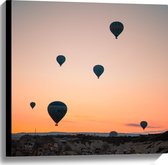 WallClassics - Canvas - Luchtballonnen boven Landschap met Zonsondergang - 60x60 cm Foto op Canvas Schilderij (Wanddecoratie op Canvas)