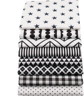 Pakket van 8 lapjes stof - verschillende designs - zwart - wit - 20 x 25 cm - quilt - patchwork - poppen kleertjes