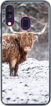 Geschikt voor Samsung Galaxy A40 hoesje - Schotse Hooglander - Boom - Sneeuw - Siliconen Telefoonhoesje